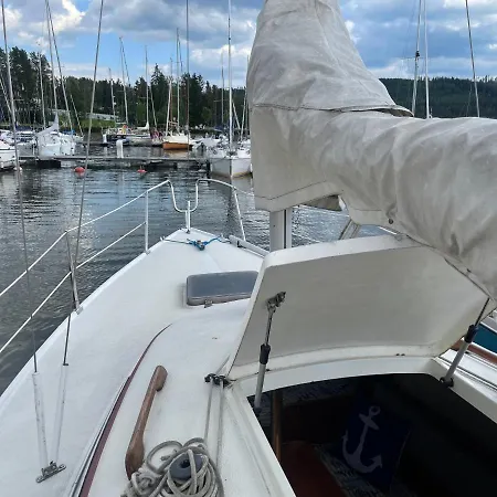 Na Lodi V Marině Lipno Botel